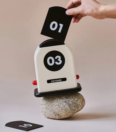 Innovative Flip-Uhr zur Anzeige von Datum und Wochentag, perfekt für moderne Büros und Wohnräume, mit stilvollem Design und einfacher Handhabung.