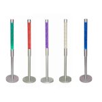 Fünf Leuchtende Sand-Lampen in verschiedenen Farben (Grün, Rot, Lila, Weiß, Blau) auf silbernen Ständern, ideal für wissenschaftliche Dekorationen und kreative Raumgestaltung.