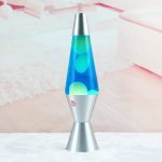 Moderne Lava-Lampe in Silber mit bunten, leuchtenden Blasen, ideal als wissenschaftliche Dekoration oder Geschenk.