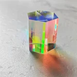 Holografischer Kristall aus Glas mit Regenbogenreflexionen, auf hellem Hintergrund.