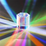Ein transparenter Kristallprisma, das Licht bricht und bunte Regenbogenstrahlen auf die Oberfläche projiziert, schafft eine faszinierende wissenschaftliche Dekoration.