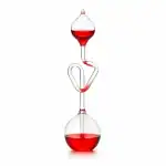 Wissenschaftliches Glas-Experiment mit roter Flüssigkeit, das eine komplexe Kurve bildet, ideal für Dekoration und wissenschaftliche Demonstrationen.