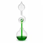 Ein wissenschaftliches Glasgerät mit grüner Flüssigkeit, ideal als Dekoration oder für wissenschaftliche Experimente.