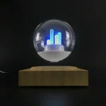 Modernes, leuchtendes Kristallball-Design mit blauen Lichtstrahlen, auf Holzsockel, ideal für wissenschaftliche Dekorationen und Gadgets.