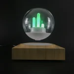 Leuchtender Kristallball mit grünen Lichtstrahlen, schwebend über Holzsockel, modernes wissenschaftliches Dekor, ideal für Wissenschafts- und Technikliebhaber.