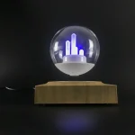 Modernes Lichtkunst-Objekt mit leuchtenden LED-Stäben in einer Glaskugel auf Holzsockel, ideal für wissenschaftliche Dekorationen und innovative Raumgestaltung.