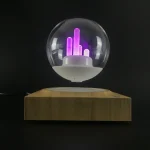 Dekorativer Globus mit leuchtenden Neonstäben, der auf einem Holzsockel steht, ideal für wissenschaftliche Dekorationen und moderne Raumgestaltung.