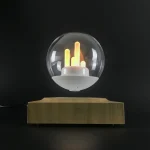Moderne Blitzlampe mit Glaskugel auf Holzsockel, ideal für wissenschaftliche Dekorationen und Gadgets.