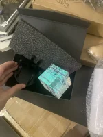 Wissenschaftliches Dekorationsobjekt mit holographischem Kristall in schwarzer Verpackung, ideal für Sammler und Wissenschaftsliebhaber.