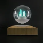 Modernes wissenschaftliches Dekor mit leuchtendem Globus und LED-Lichtern auf Holzbasis, ideal für Wissenschafts- und Dekorationsliebhaber.