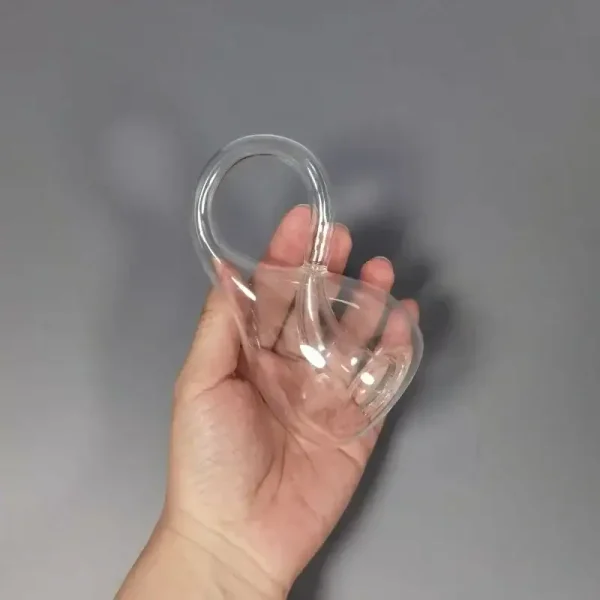 Transparentes Glasobjekt in Hand gehalten, geeignet für wissenschaftliche Experimente und Dekorationen.