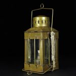 Antiker Feuerlöscher aus Messing mit Glasfenstern, vintage Design, ideal für Dekorationen im wissenschaftlichen oder historischen Stil.