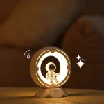 Moderne Raumfahrt-LED-Lampe mit leuchtendem Astronautenmodell, ideal für Wissenschafts- und Dekorationsliebhaber, schafft eine futuristische Atmosphäre.
