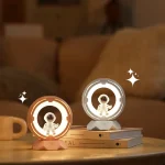 Charmantes Astronauten-Nachtlicht mit leuchtenden Ringen, ideal für Kinderzimmer oder als Dekoration für Wissenschafts- und Raumfahrtliebhaber.