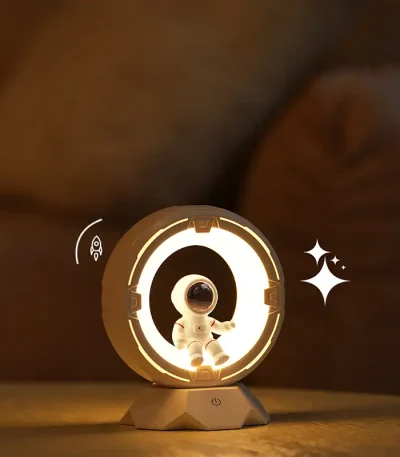Moderne Raumfahrt-LED-Lampe mit leuchtendem Astronautenmodell, ideal für Wissenschafts- und Dekorationsliebhaber, schafft eine futuristische Atmosphäre.