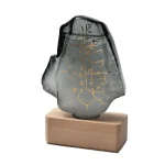 Dekoratives wissenschaftliches Glasobjekt mit goldenen Formeln auf transparentem Glas, auf Holzsockel montiert, ideal für Wissenschafts- und Dekorationsliebhaber.