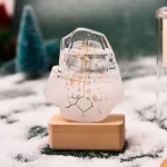 Dekorativer Kristall mit wissenschaftlichen Uhr- und mathematischen Symbolen, auf Holzsockel präsentiert, ideal für Wissenschafts- und Dekorationsliebhaber.