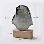 Dekoratives Glas mit goldenen Sternzeichen und astronomischen Symbolen, auf Holzsockel montiert, Maße: 12,4 cm hoch, 8,5 cm breit. Perfekt für Wissenschafts- und Astronomie-Enthusiasten.