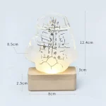 Kreative Schreibtischlampe mit wissenschaftlichen Zeichnungen, die auf einem Holzsockel aufliegt, ideal für Wissenschafts- und Dekorationsliebhaber.