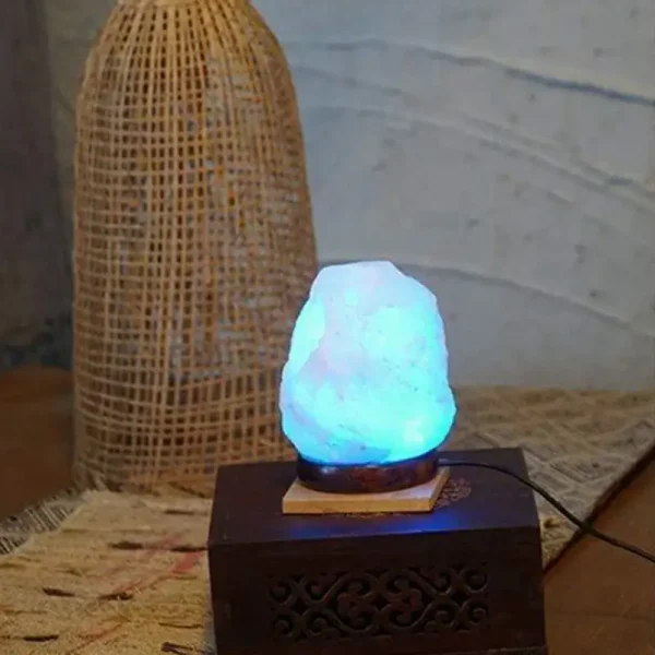 Dekorative Steinlampe mit blauer LED-Beleuchtung auf Holzsockel, ideal für wissenschaftliche Dekorationen und moderne Inneneinrichtung.