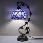 Elegante Tiffany-Style-Tischlampe mit buntem Glasdesign, ideal für stilvolle Raumdekorationen und wissenschaftliche Themen.