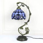 Tiffany-Stil Blumen-Tischlampe mit blauer Glasschirm und dekorativem Metallgestell, ideal für stilvolle Raumdekorationen.
