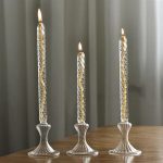 Kerzen in Kristallhaltern, stilvolle Dekoration für Zuhause oder Festlichkeiten.