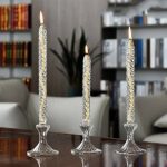 Elegante Kristallkerzenhalter mit brennenden Kerzen, ideal für stilvolle Dekorationen und wissenschaftliche Themen. Perfekt für wissenschaftliche oder dekorative Zwecke.
