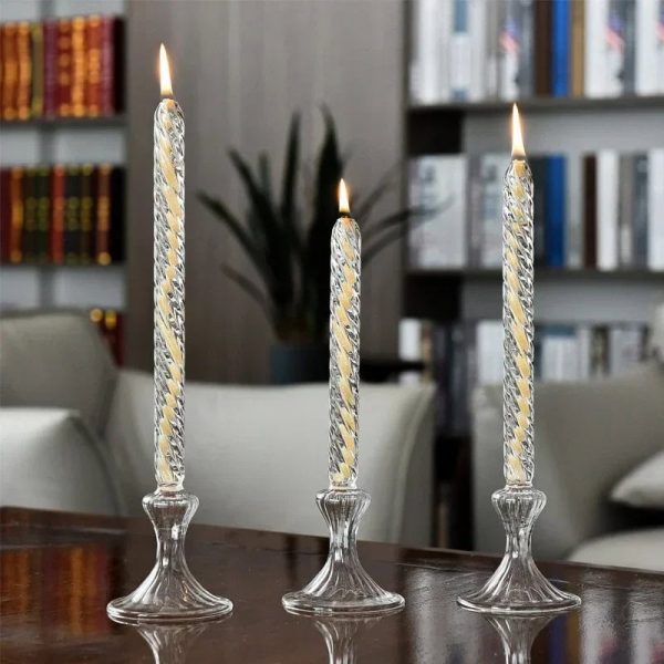 Elegante Kristallkerzenhalter mit brennenden Kerzen auf einem Holztablett, ideal für stilvolle Dekorationen und atmosphärisches Licht in Wohnräumen.