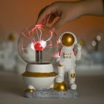 Wissenschafts-Dekorationsartikel mit Blitzeffekt und Astronautenfigur, ideal für wissenschaftliche Themen und Raumfahrt-Dekorationen.