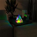Leuchtender Sternkristall aus Acryl mit bunten LED-Lichtern, ideal für Dekoration und wissenschaftliche Gadgets.
