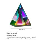 Bunte Acrylpyramide mit RGB-Beleuchtung, ideal für Schlafzimmer, Wohnzimmer oder Hotel, 22 cm hoch.