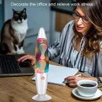 Luftbefeuchter im Büro mit Frau und Katze, fördert Wohlbefinden und reduziert Stress. Perfekt für Arbeitsumgebungen, um die Luftqualität zu verbessern und eine entspannte Atmosphäre zu schaffen.
