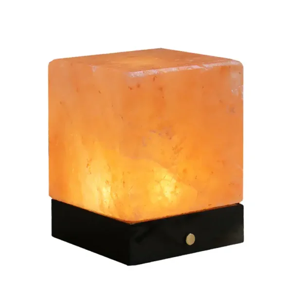 Atmosphärische Himalaya Salzlampe auf Holzsockel, warmes Licht, dekoratives wissenschaftliches Gadget für Zuhause und Büro.