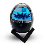 Holographischer Pflanzen-Generator mit blauer Wasserfläche und Pflanzenmotiven, futuristisches wissenschaftliches Gadget für Dekoration und Bildung.