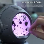 Ein wissenschaftliches Gerät, das mit einem Magneten aktiviert wird, um eine faszinierende Reaktion zu erzeugen, ideal für Bildungs- und Dekorationszwecke.