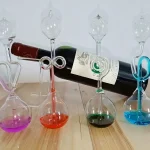 Dekorative Flaschen mit chemischen Reagenzgläsern und Weinflasche, stilvolle wissenschaftliche Dekoration für Zuhause oder Labor.