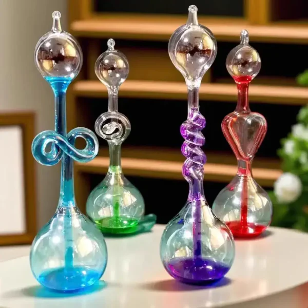 Bunte wissenschaftliche Glasflaschen mit verschiedenen Formen und Farben, ideal für Dekoration und wissenschaftliche Experimente.