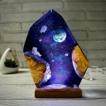 Dekorativer Glasblock mit Weltraummotiv, zeigt Erde, Mond und Astronaut im Universum, beleuchtet für eine faszinierende Raumdekoration.