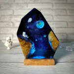 Kunstobjekt mit Sternenhimmel, Erde und Weltraummotiven, auf Holzsockel präsentiert, ideal für Wissenschafts- und Dekorationsliebhaber.