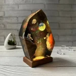 Dekorative Raumlampe mit Weltraummotiv und leuchtenden Planeten.