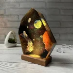 Dekorative Illusionslampe mit Weltraummotiv, zeigt Planeten und Sterne in leuchtenden Farben, ideal für Science-Fan-Dekor und als originelles Geschenk.