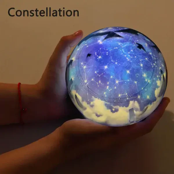 Hand hält einen leuchtenden Globus mit Sternbildern und Konstellationen, der eine nächtliche Himmelsszene darstellt. Perfekt für wissenschaftliche Dekorationen und Bildungszwecke.