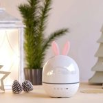 Niedlicher Häschen-Diffusor mit LED-Licht, ideal für Raumdekoration und Aromatherapie, in einem modernen Wohnraum platziert.