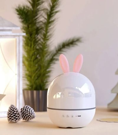 Niedlicher Häschen-Diffusor mit LED-Licht, ideal für Raumdekoration und Aromatherapie, in einem modernen Wohnraum platziert.