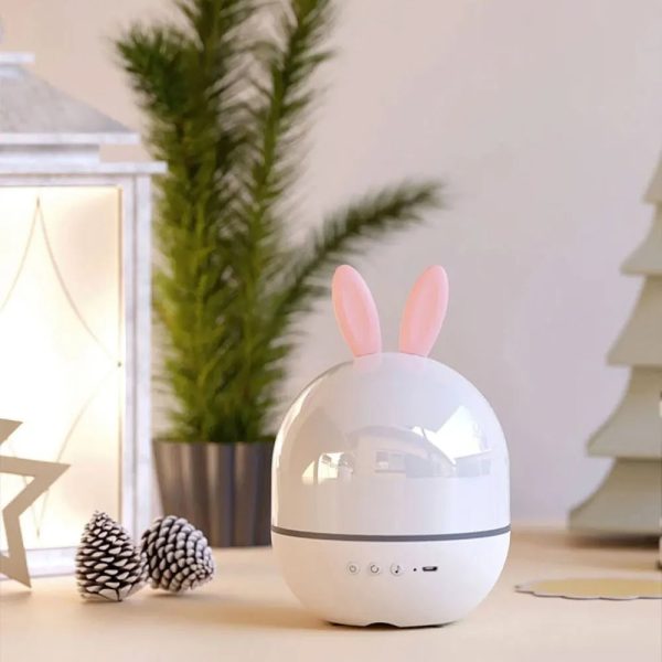 Niedlicher Häschen-Diffusor mit LED-Licht, ideal für Raumdekoration und Aromatherapie, in einem modernen Wohnraum platziert.