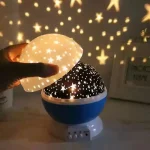 Heller Sternenprojektor, der faszinierende Lichtmuster an die Wand wirft, ideal für wissenschaftliche Dekorationen und entspannende Ambiente.