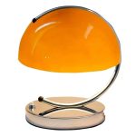 Stilvolle, orangefarbene Tischlampe im Retro-Design mit modernem Touch, ideal für Wohn- und Arbeitszimmer, schafft eine warme Atmosphäre.