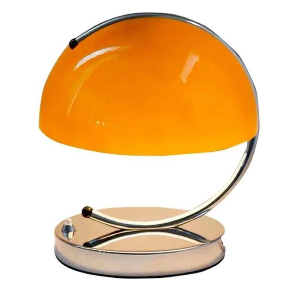 Stilvolle, orangefarbene Tischlampe im Retro-Design mit modernem Touch, ideal für Wohn- und Arbeitszimmer, schafft eine warme Atmosphäre.