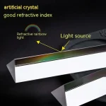Wissenschaftliches Kristall mit Lichtquelle und Regenbogenreflexion, ideal für Dekorationen und wissenschaftliche Präsentationen.